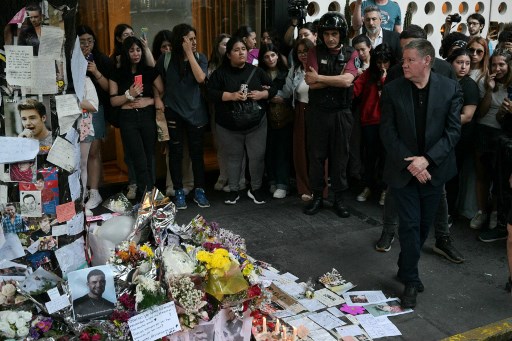 Setelah singgah sebentar di sebuah hotel di ibu kota, Geoff pergi ke kamar jenazah rumah sakit di Jalan Viamonte untuk melihat jenazah putranya dan mengidentifikasinya secara resmi, sebelum dipulangkan. Ia kemudian ke Hotel CasaSur tempat Payne meninggal.