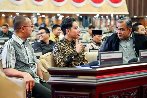 Dia tiba sekitar pukul 10.19 WIB. Gibran tidak memberikan komentar atas pelantikannya besok. Namun, dia sempat melambaikan tangan kepada awak media.