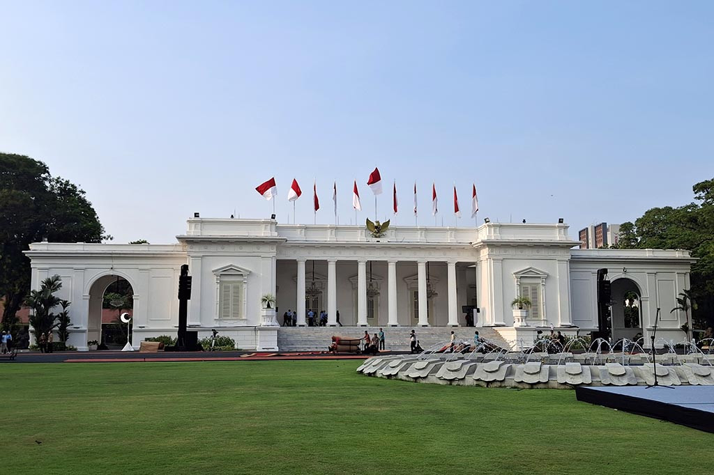 Tampak bendera merah putih yang berjumlah 11 bendera buah terpasang di atap Istana Merdeka. Satu tiang bendera juga berdiri tegak halaman Istana Merdeka.
