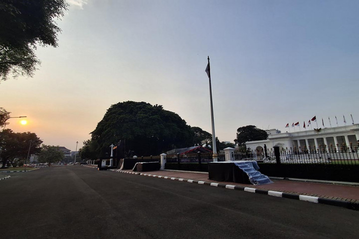 Terlihat puluhan petugas mulai mempersiapkan dari karpet merah untuk kedatangan tamu-tamu negara hingga merapihkan rumput di halaman Istana Merdeka. Selain itu, terlihat petugas yang menyusun kursi-kursi untuk tamu, menata panggung-panggung hiburan, hingga videotron. Tampak tiga videotron yang disiapkan di sekitar kawasan Istana Merdeka.