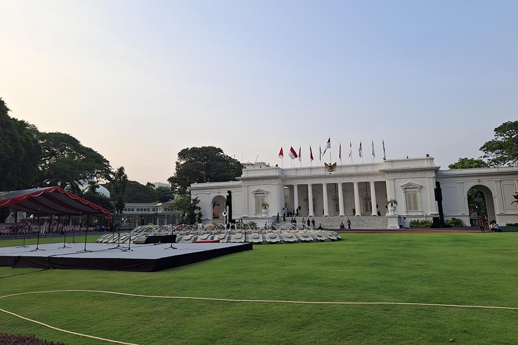Pantaun Medcom.id, dua tenda besar telah berdiri di depan sisi kanan dan kiri Istana Merdeka. Tenda tersebut dihiasi oleh umbul-umbul berwarna merah dan putih.