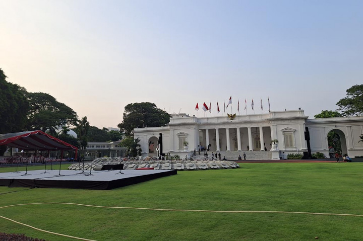 Pantaun Medcom.id, dua tenda besar telah berdiri di depan sisi kanan dan kiri Istana Merdeka. Tenda tersebut dihiasi oleh umbul-umbul berwarna merah dan putih.