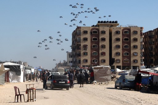 Saksi mata melaporkan bahwa pesawat tersebut menerjunkan bantuan kemanusiaan di daerah pesisir Al-Qarara di barat Khan Younis.