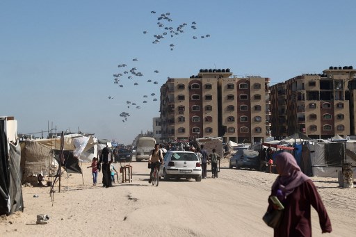 Bantuan kemanusiaan via udara kembali diterjunkan untuk pertama kalinya sejak pertengahan Juli 2024, ke kawasan Khan Younis di Gaza selatan yang terus digempur Israel selama setahun terakhir.