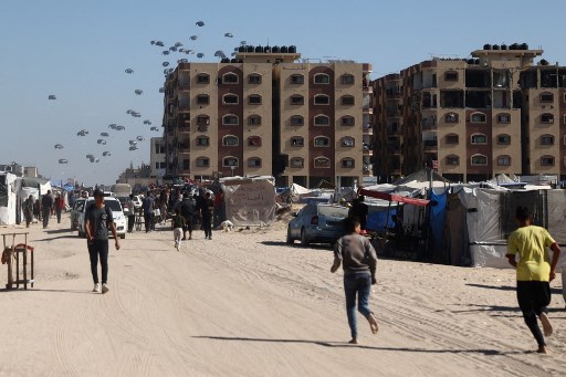 Namun, kesalahan teknis menyebabkan paket bantuan tersebut jatuh menimpa tenda-tenda para pengungsi sehingga menyebabkan korban jiwa dan kerusakan.