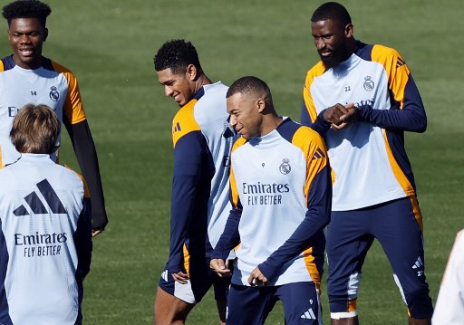 Setelah berlatih dengan rekan setimnya di Madrid, Mbappe mengunggah video dirinya mencetak gol dalam latihan dengan pesan, “Kami terus bekerja keras. Hala Madrid!”