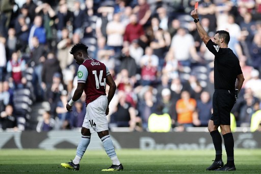 Sementara itu, West Ham sempat unggul terlebih dahulu lewat gol Mohammed Kudus sebelum akhirnya mereka harus bermain dengan 10 orang sejak menit ke-86 karena pemain asal Ghana tersebut menerima kartu merah dari wasit.