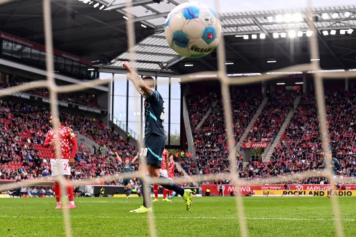 Dua gol Leipzig masing-masing dicetak oleh Xavi Simons dan Willi Obran di babak pertama.