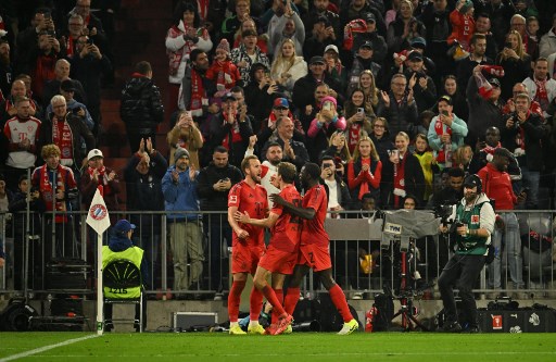 Penyerang Inggris, Harry Kane, mengakhiri puasa empat laga tanpa gol untuk membantu Bayern menang telak di kandang. Kane mengukir hattrick untuk mengamankan kemenangan kelima tim Bavaria itu di liga domestik musim ini.