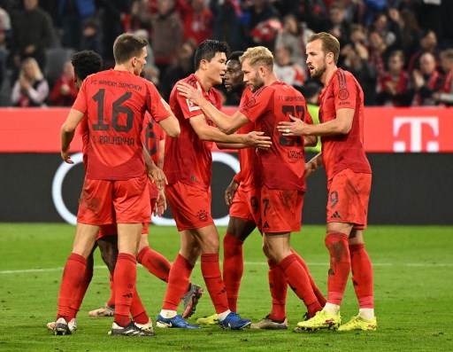 Bayern Munich kembali merebut pucuk klasemen Liga Jerman yang sempat diduduki RB Leipzig, setelah mereka menghancurkan VfB Stuttgart dengan kemenangan 4-0 di Allianz Arena, Munich, Minggu, 20 Oktober 2024 dini hari WIB.