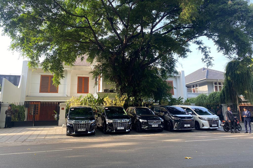 Sejumlah petugas keamanan dari unsur TNI dan Polri juga terlihat bersiaga.