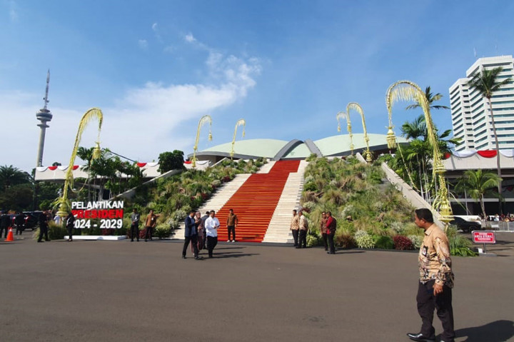 Janur kuning menghiasi Gedung Nusantara atau Gedung Kura-Kura, Kompleks Parlemen, Senayan, Jakarta. Pernak-pernik itu memeriahkan pelantikan Prabowo Subianto dan Gibran Rakabuming Raka sebagai presiden dan wakil presiden hari ini, Minggu, 20 Oktober 2024.