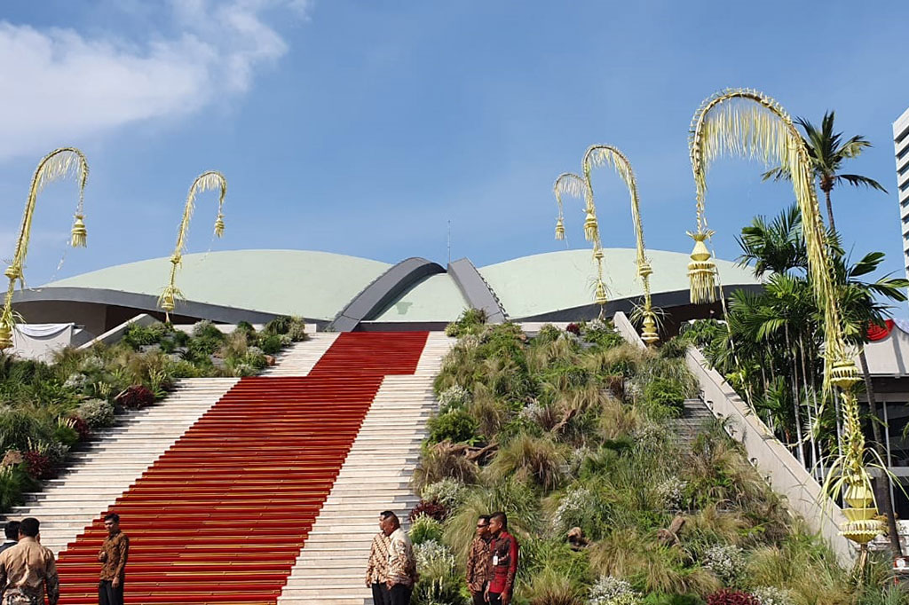 Pantauan Medcom.id, terdapat enam janur kuning yang menjulang tinggi. Janur kuning itu berada di sisi tangga gedung.