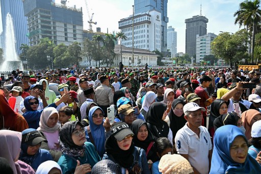 Warga yang datang secara perseorangan, bersama keluarga, maupun bersama dalam kelompok atau komunitas mulai beraktivitas di sekitar Simpang Patung Kuda sejak pukul 07.30 WIB.