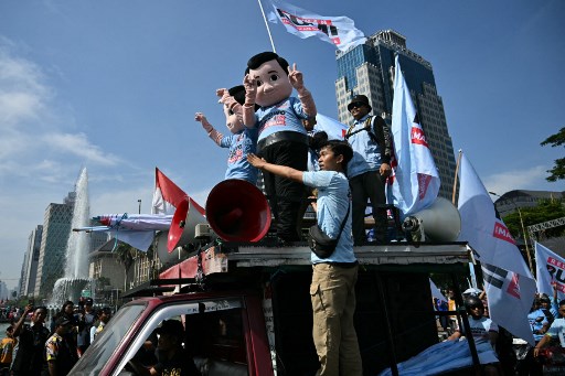 Berbagai aksi seperti drum band dari komunitas pendukung presiden-wakil presiden terpilih, ive music, turut menyemarakkan acara tersebut.