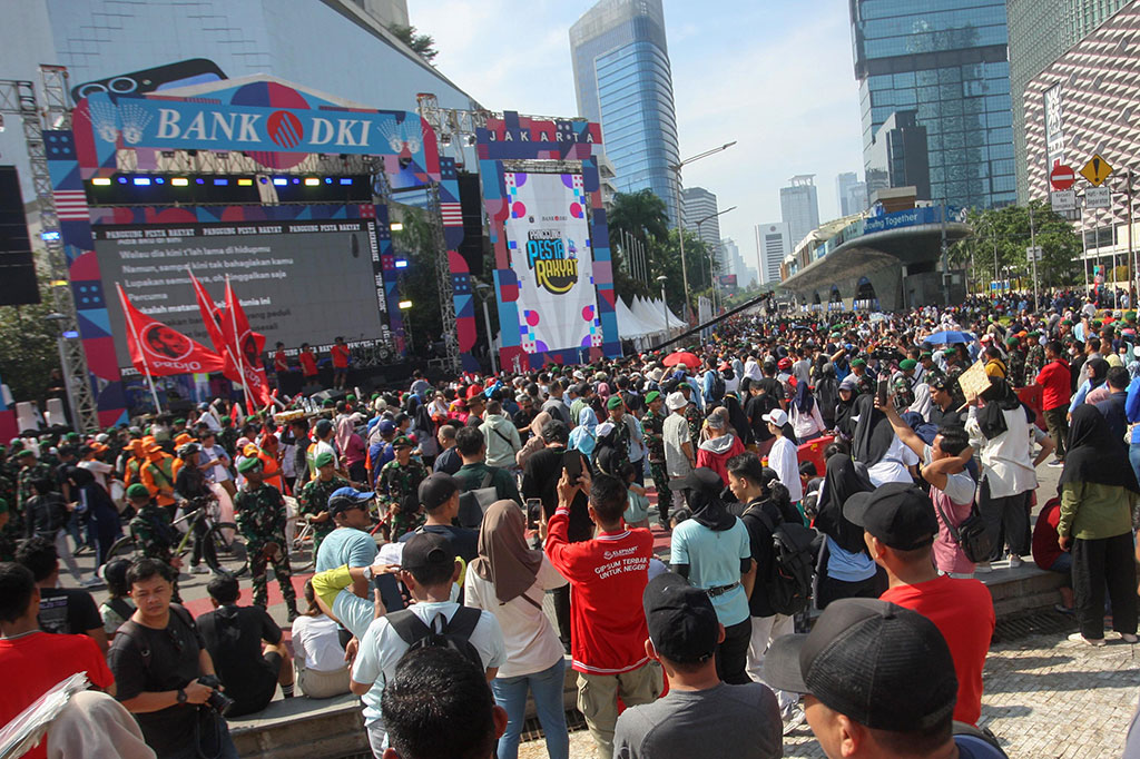 Warga dari beberapa elemen mulai memadati Bundaran HI sejak Minggu pagi untuk melihat iring-iringan Presiden terpilih Prabowo Subianto usai dilantik.