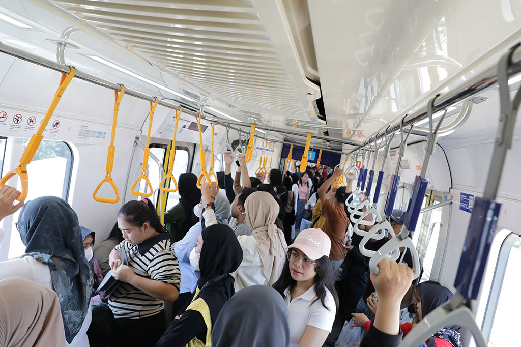 Ribuan masyarakat antusias menggunakan transportasi MRT Jakarta pada hari Minggu, 20 Oktober 2024.