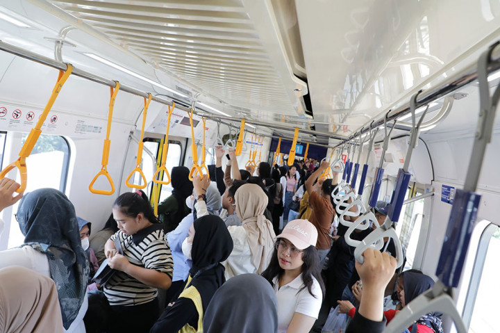 Ribuan masyarakat antusias menggunakan transportasi MRT Jakarta pada hari Minggu, 20 Oktober 2024.