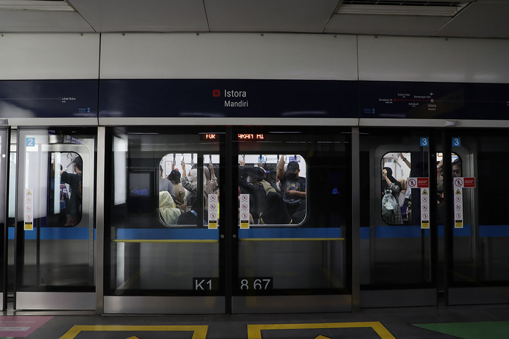 Tak hanya KRL, transportasi publik lainnya di Jakarta dan sekitarnya seperti MRT, LRT Jakarta, LRT Jabodebek, dan Transjakarta, juga dibanjiri penumpang.