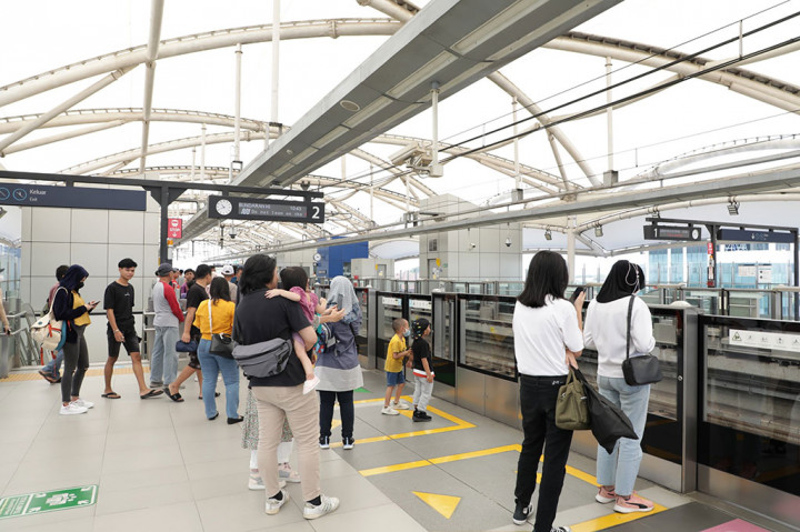 Pantauan Medcom.id, pukul 10.20 WIB, rangkaian kereta MRT nampak penuh oleh masyarakat. Kebanyakan mereka pergi dengan tujuan ke kawasan Sudirman Jakarta.