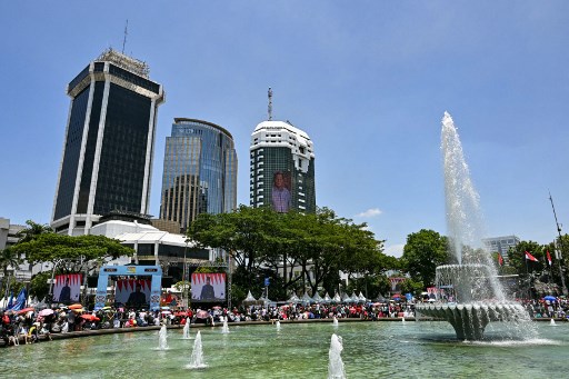 Masyarakat tampak antusias menyaksikan upacara pengucapan sumpah Presiden dan Wakil Presiden, Prabowo-Gibran, meskipun dari layar lebar. 