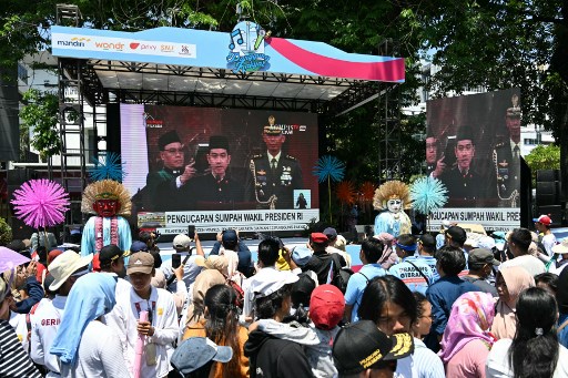 Meski terik matahari membakar tubuh, ratusan warga tetap bergeming untuk menyaksikan pelantikan Prabowo-Gibran lewat tayangan live streaming lewat layar LED di panggung hiburan di sekitar Istana Kepresidenan, Jakarta.