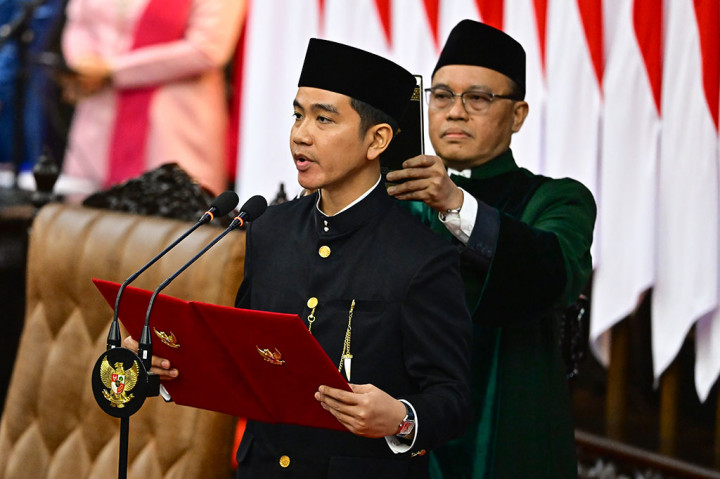 Dengan berbalut setelan jas dan kain tradisional Betawi, Prabowo dan Gibran mengucapkan sumpah jabatan itu secara lancar di bawah kitab suci Al-Quran.