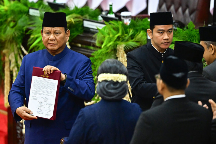 Usai prosesi pengucapan sumpah jabatan, keduanya menandatangani Berita Acara Pelantikan.