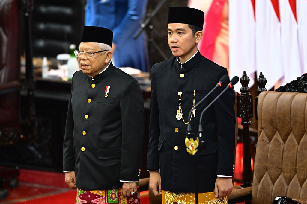 Nampak Jokowi duduk berdampingan dengan Prabowo, sementara Ma'ruf Amin bersebelahan dengan Gibran.