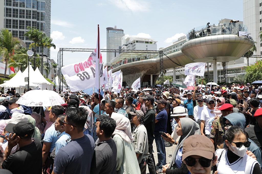 Ribuan warga memadati panggung hiburan di sepanjang Jalan MH Thamrin, Jakarta, Minggu, 20 Oktober 2024, dalam rangka memeriahkan pelantikan Pesiden-Wapres terpilih 2024-2025 Prabowo Subianto dan Gibran Rakabuming Raka.