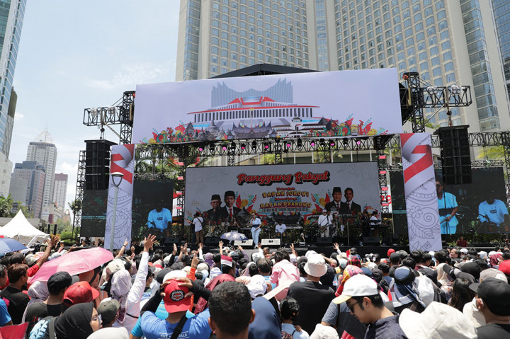 Pantauan Medcom.id, pada pukul 12.10 WIB ribuan masyarakat memadati panggung hiburan di kawasan Bundaran HI, tepatnya di depan Grand Hyatt Jakarta.