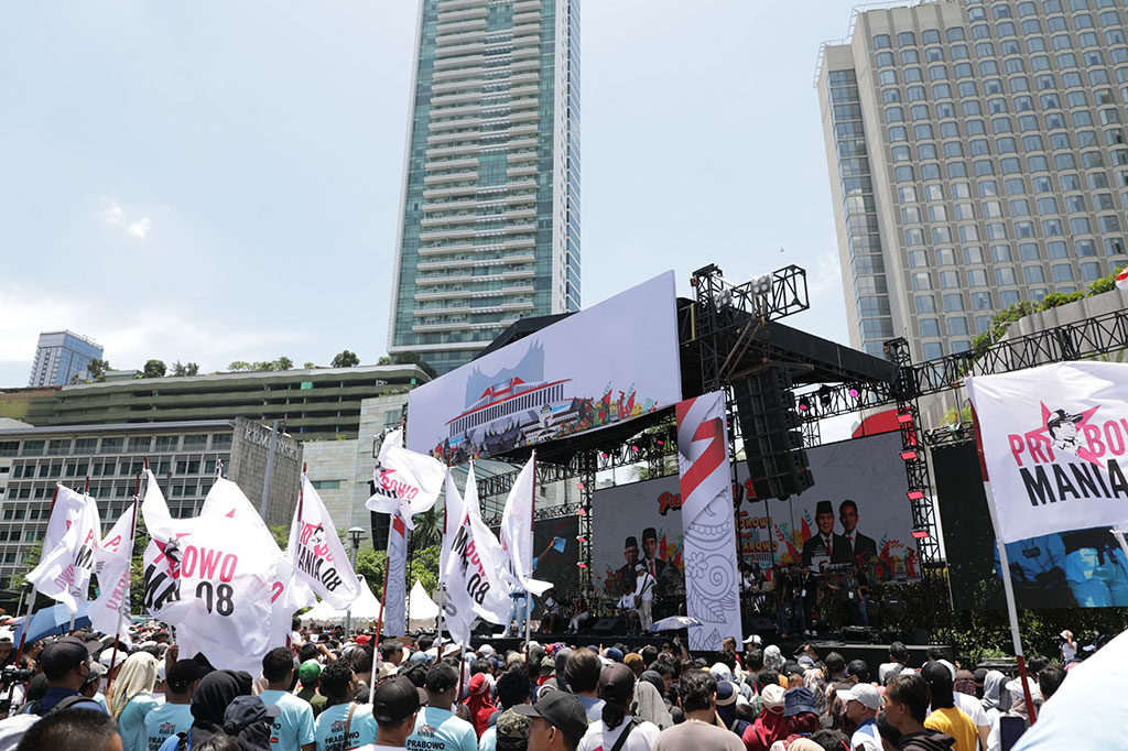 Sejumlah masyarakat nampak membawa atribut seperti bendera dukungan hingga banner ucapan selamat bertugas untuk Prabowo-Gibran.