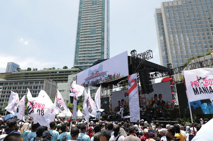 Sejumlah masyarakat nampak membawa atribut seperti bendera dukungan hingga banner ucapan selamat bertugas untuk Prabowo-Gibran.