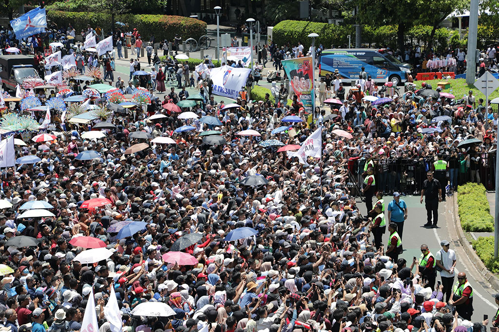 Selain ucapan selamat kepada Prabowo-Gibran, ucapan terima kasih kepada Joko Widodo juga berkumandang di panggung hiburan Bundaran HI. 