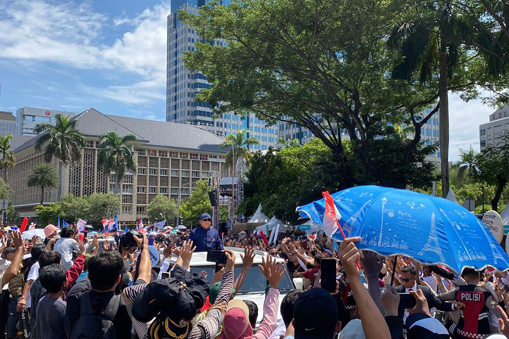 Warga yang berada di Bundaran HI menyambut kedatangan Prabowo dengan bersorak meski di bawah terik matahari di siang hari.