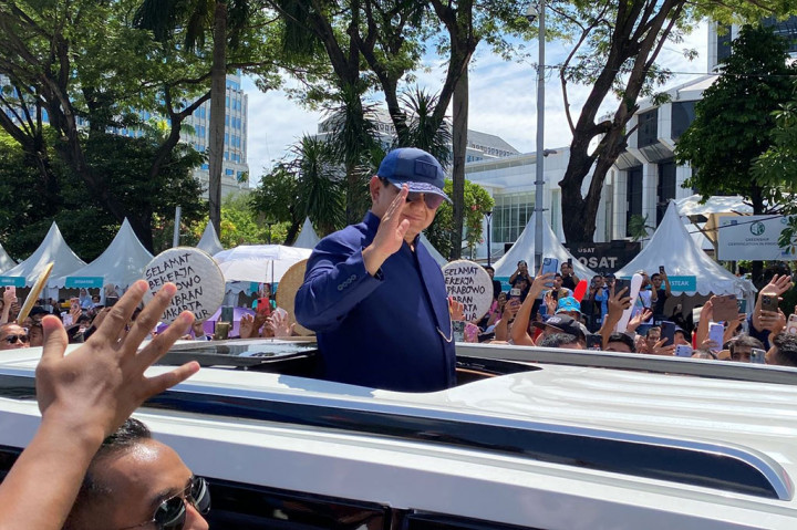 Usai menyambut Prabowo, warga secara berangsur membubarkan diri, namun ada beberapa yang masih berada di Bundaran HI untuk menyaksikan hiburan di panggung yang telah disediakan.