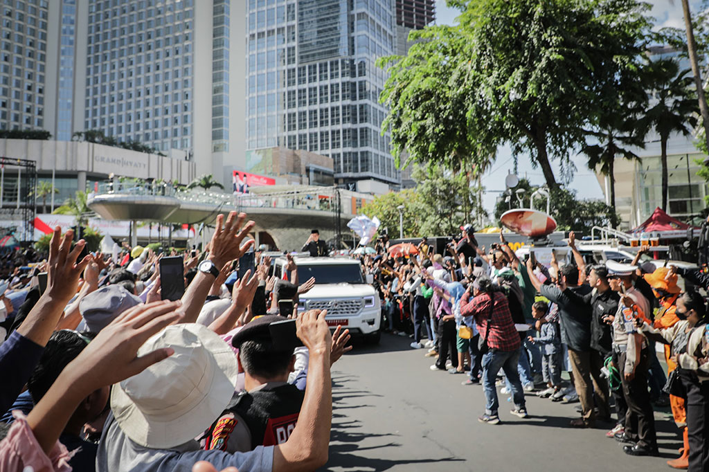 Ribuan warga riang gembira menyambut iring-iringan Presiden ke-7 RI Joko Widodo di Bundaran Hotel Indonesia, Jakarta, Minggu, 20 Oktober 2024.