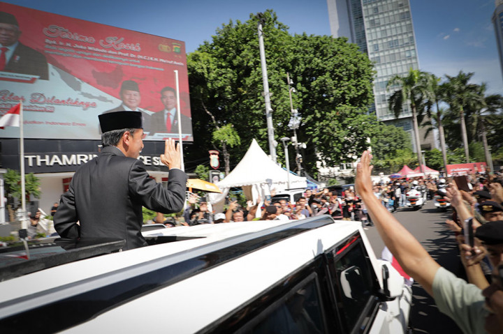 Joko Widodo terpantau melintas sekitar pukul 14.22 WIB. Dengan tersenyum, Jokowi melambaikan tangan dan memberikan hormat saat menyapa masyarakat di Bundaran HI.