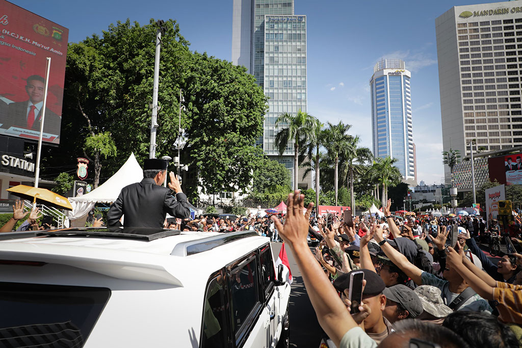 Meski berada di bawah terik matahari yang menyengat, masyarakat terlihat antusias dalam mengantar kepulangan mantan orang nomor satu di Indonesia tersebut.