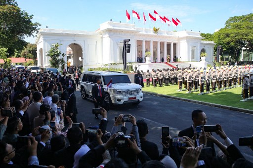 Prabowo Subianto pun mengantar Joko Widodo dan Iriana ke Pangkalan TNI AU Halim Perdanakusuma, Jakarta.
