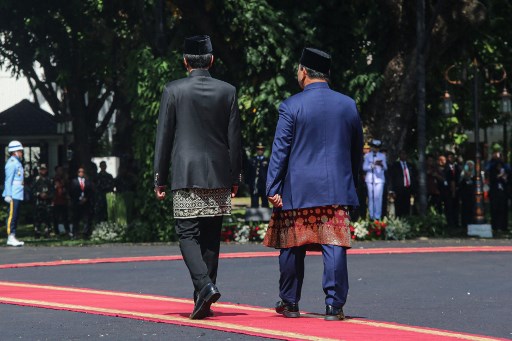 Setelahnya upacara selesai. Prabowo bersama Jokowi dan Iriana Jokowi meninggalkan tempat upacara.