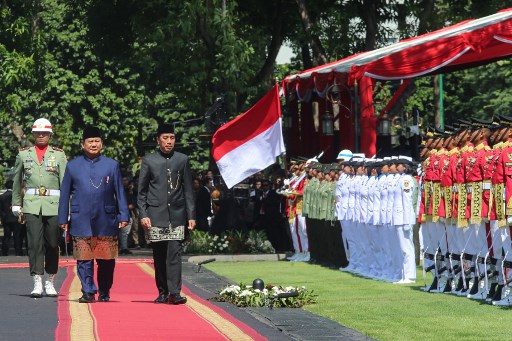 Upacara diawali dengan menyanyikan lagu kebangsaan Indonesia Raya diiringi 21 dentuman meriam, dilanjutkan laporan komandan upacara kepada inspektur upacara, serta pemeriksaan pasukan oleh Presiden Prabowo bersama Jokowi.