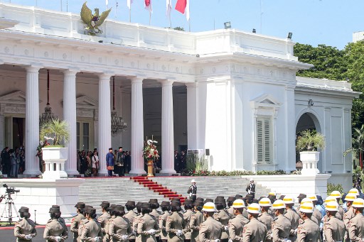 Presiden Prabowo Subianto menjalani prosesi upacara pisah sambut dengan Presiden Ke-7 Joko Widodo di halaman Istana Merdeka, Jakarta, Minggu, 20 Oktober 2024.