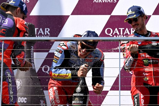 Sedangkan Martin harus puas di podium kedua usai finis dengan catatan +0,997. Lalu podium ketiga ditempati oleh Francesco Bagnaia yang finis dengan selisih waktu +10,100 detik.