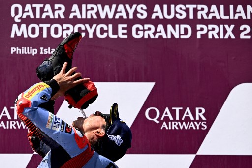 Pembalap Gresini Racing Marc Marquez meraih gelar juara MotoGP Australia usai mengasapi pembalap Prima Pramac Jorge Martin, di Sirkuit Philip Island, Australia pada Minggu, 20 Oktober 2024.