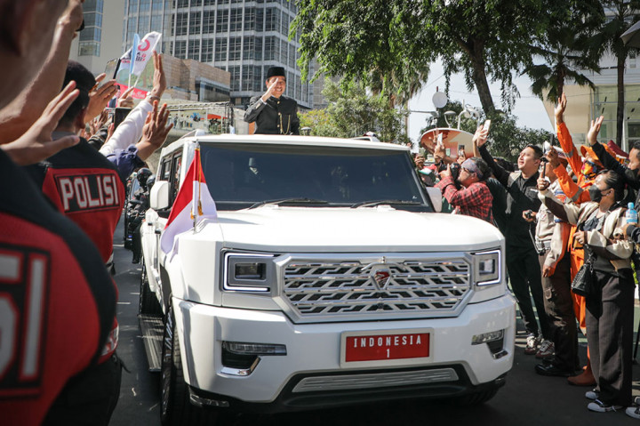Presiden ke-8 RI tersebut kemudian kembali menggunakan MV3 Garuda Limousine bersama Presiden ke-7 RI Joko Widodo untuk mengantarnya menuju Bandar Udara Halim Perdana Kusuma, Jakarta. 