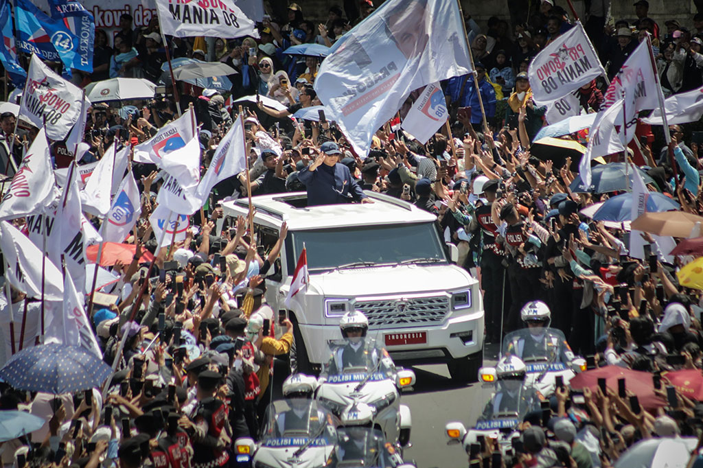 Mobil 'Maung Garuda' alias MV3 Garuda Limousine berkelir putih berpelat 'Indonesia 1' lengkap dengan emblem 'GARUDA' di bagian belakangnya itu ditunggangi Prabowo menuju Istana Merdeka.