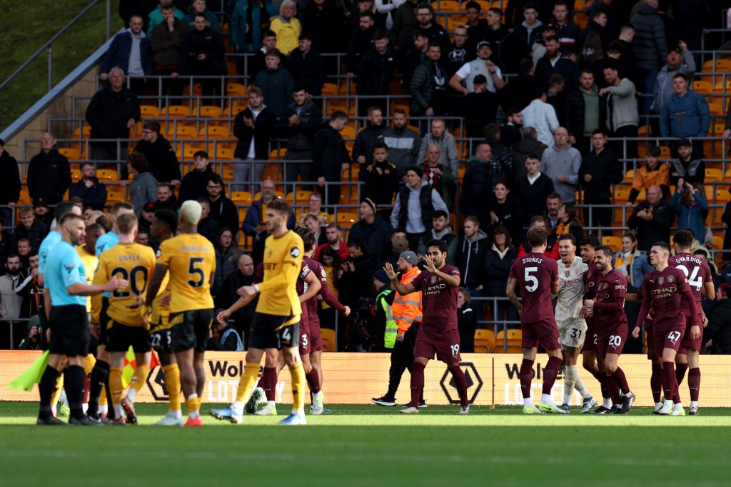Artinya, kalau berhasil melalui 10 pertandingan berikutnya di Liga Inggris tanpa ditundukkan, Manchester City dapat melampaui pencapaian Chelsea.