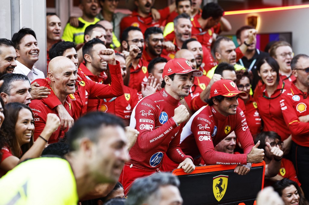 Leclerc mampu mengambil alih posisi terdepan segera setelah lampu hijau menyala dan ia memasuki Tikungan 1, memanfaatkan kondisi di mana Norris dan Verstappen melebar saat melakukan start.