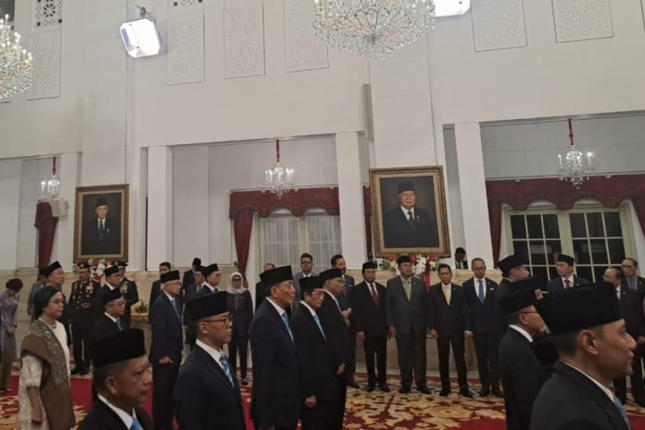 Pelantikan dipimpin oleh Presiden Prabowo Subianto. Wakil Presiden (Wapres) Gibran Rakabuming Raka juga turut hadir.